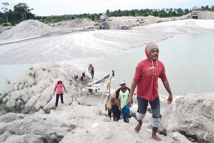 Mineros en mina de estaño ubicada tierra adentro desde Sungai Liat, Indonesia, el 10 de noviembre de 2016. · Foto: Goh Chai Hin / AFP
