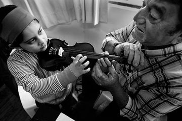 Milagros y Emilio González durante una clase en la Escuela de Jazz a la Calle, en Mercedes, Soriano./Foto: Pedro Rincón Milagros y Emilio González durante una clase en la Escuela de Jazz a la Calle, en Mercedes, Soriano./Foto: Pedro Rincón