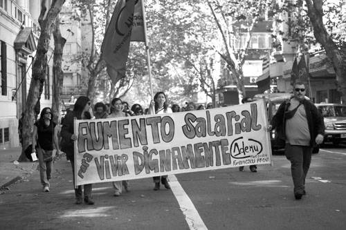 Marcha de ADEMU, ayer por la calle Colonia de Montevideo. 
