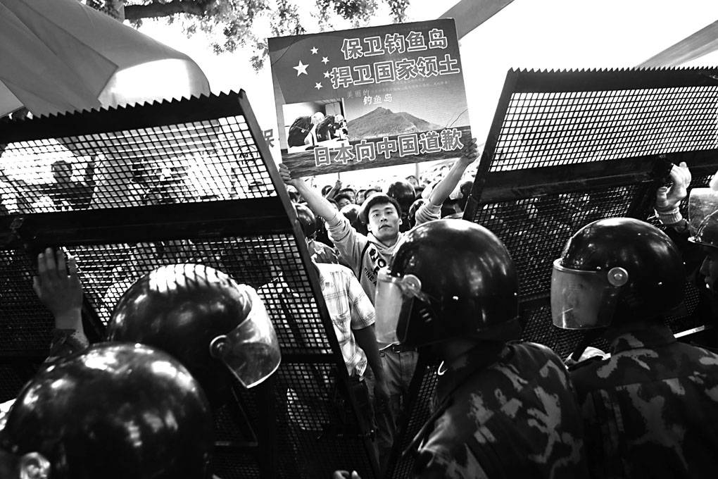 La Policía antidisturbios china impide el sábado la entrada de manifestantes a la embajada de Japón en Pekín, China, que reclaman la soberanía de las islas Senkaku. / foto: how hwee young, efe
