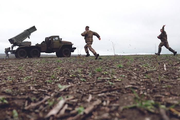 Militares ucranianos junto a un BM-21 Grad en la línea del frente cerca de Bakhmut, en el este de Ucrania, el 27 de noviembre. · Foto: Anatolii Stepanov, AFP