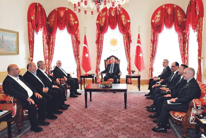 Recep Tayyip Erdogan, presidente turco, en reunión con Ismail Haniyeh, líder político de Hamas, y sus delegaciones, el 20 de abril. · Foto: Servicio de Presidencia Turco / AFP