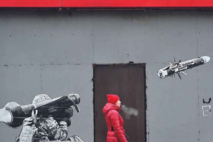 Grafiti de un sistema portátil de misiles antitanque, centro de Kiev, 25 de enero. · Foto: Serguéi Supinsky / AFP