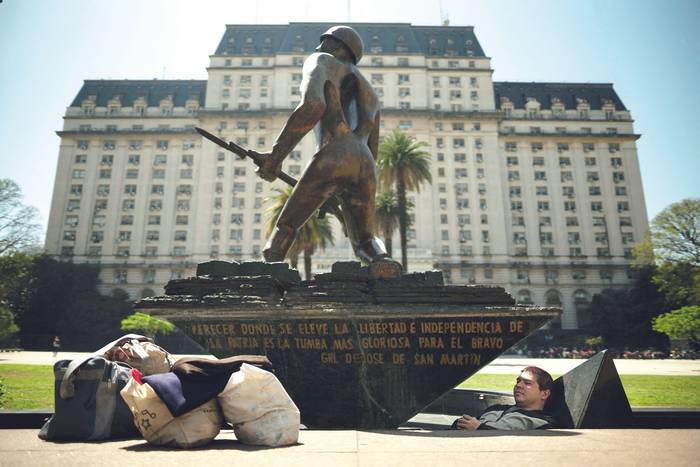 Plaza donde duermen personas sin techo, frente al Ministerio de Defensa, en Buenos Aires, el 3 de noviembre. · Foto: Pablo Barrera / Anadolu / AFP