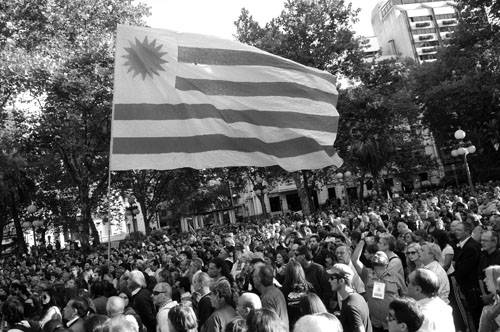 Concentración frente a la Suprema Corte de Justicia, en la plaza Cagancha, en protesta por la declaración de inconstitucionalidad de la ley interpretativa de la Ley de Caducidad, ayer de tarde. / Foto: Nicolás Celaya 