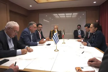 Yamandú Orsi, acompañado por Mario Lubetkin y Alejandro Sánchez, durante la reunión con la presidenta de México, Claudia Sheinbaum. · Foto: Presidencia de Uruguay