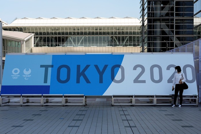 Un cartel de Tokio 2020 frente al Centro Principal de Prensa en Tokio, Japón, el 22 de julio de 2021. · Foto:  Christopher Jue, Efe