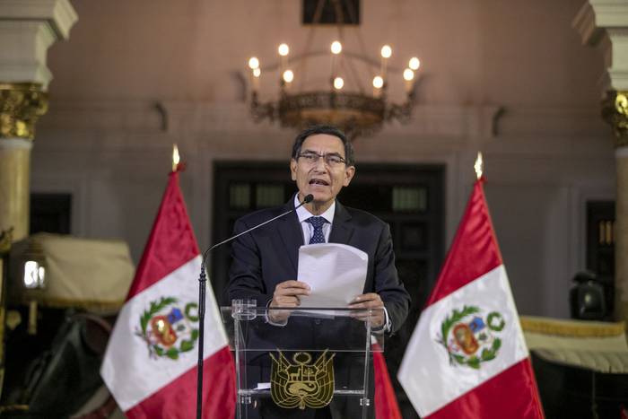 El presidente de Perú, Martín Vizcarra, en el discurso televisado en el que anunció la disolución del Congreso. Foto: Agencia Andina, EFE