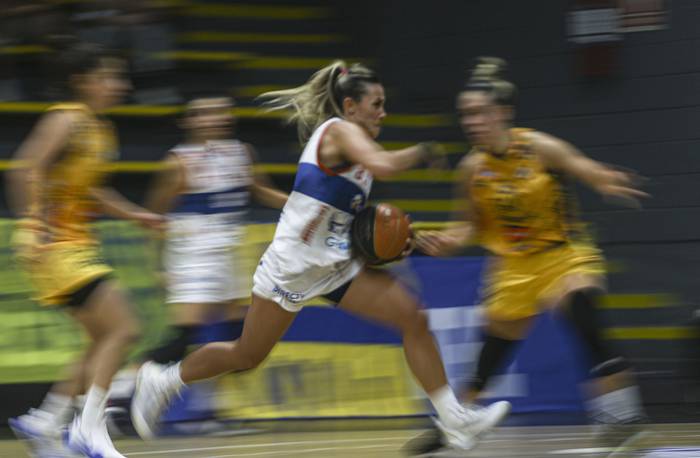 Partido por la final de la liga femenina de basketball entre Hebraica Macabi y Defensor Sporting en la cancha de Larre Borges (archivo, diciembre de 2021). · Foto: .