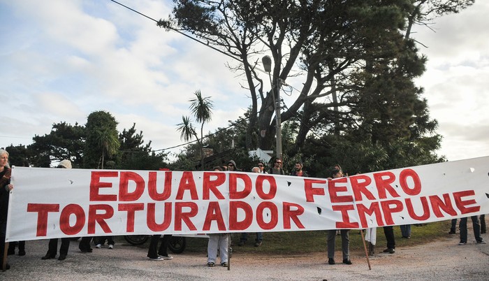 Escrache a Eduardo Ferro en Maldonado (archivo, mayo de 2011). · Foto: Santiago Mazzarovich / adhocFOTOS