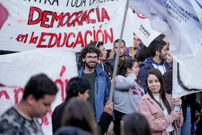 Marcha de docentes y estudiantes, el 23 de agosto, desde la UDELAR hasta la sede de ANEP. · Foto: Javier Calvelo, adhocFOTOS