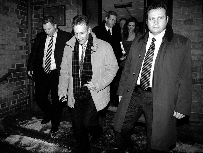 El primer ministro norirlandés, Peter Robinson, al centro, a su salida de la sede del Partido Democrático Unionista.  · Foto: Efe, Paul Mcerlane