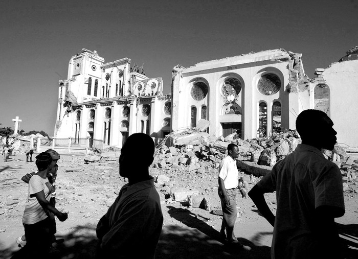 Ruinas de la Catedral en Puerto Príncipe (Haití) luego del terremoto del martes.  · Foto: Efe, Orlando Barría