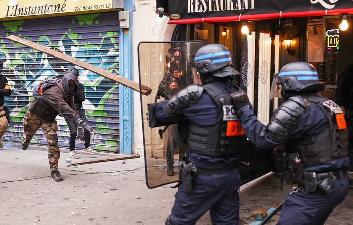 Un manifestante choca con la policía durante una protesta por la reforma jubilatoria, ayer, en París. · Foto: Thomas Samson, AFP
