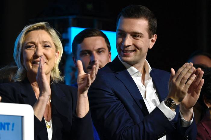 Marine Le Pen y Jordan Bardella, del partido francés Rassemblement National, el 7 de mayo, durante un acto en Saint-Avold, Francia. · Foto: Jean-Christophe Verhaegen, AFP