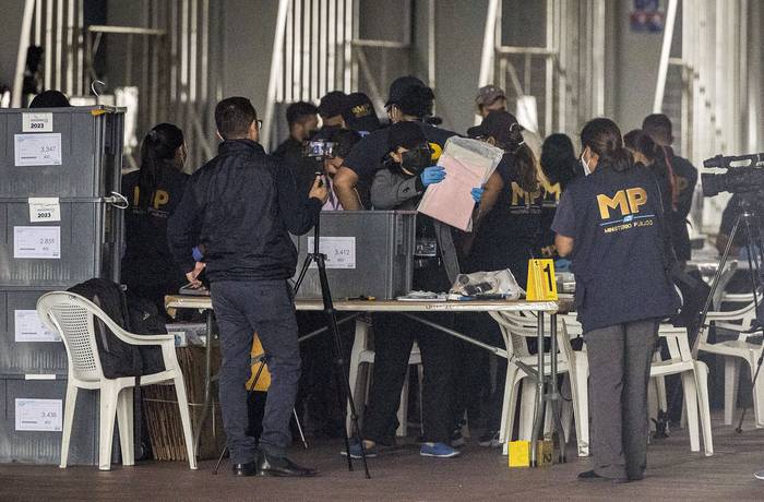 Funcionarios del Ministerio Público de Guatemala inspeccionan cajas con votos de las pasadas elecciones, en Ciudad de Guatemala (12.09.2023). · Foto: Esteban Biba, EFE