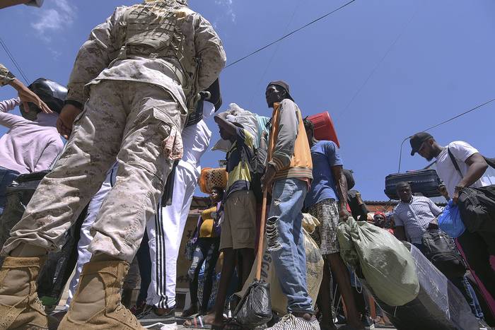 Haitianos que esperan regresar a su país hacen cola en el puesto fronterizo de Dajabón, República Dominicana. · Foto: AFP