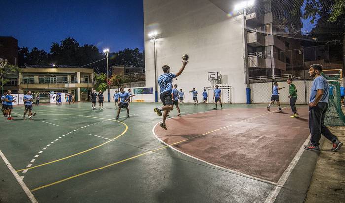 Entrenamiento de la selección uruguaya de handball, en el Colegio Alemán (archivo, enero de 2021). · Foto: Natalia Rovira