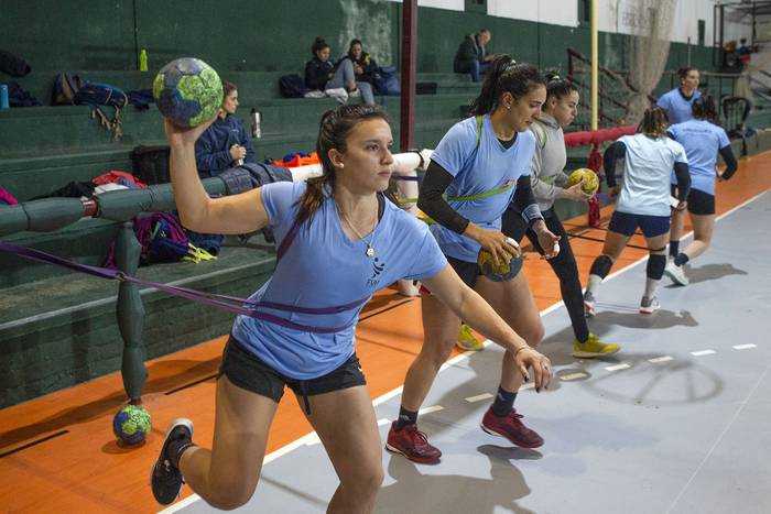 Ivana Castro (i), durante un entrenamiento de la selección femenina de handball. · Foto: .