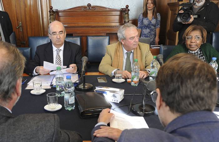 Luis Alberto Heber, este miércoles, con la bancada de senadores. · Foto: Federico Gutiérrez