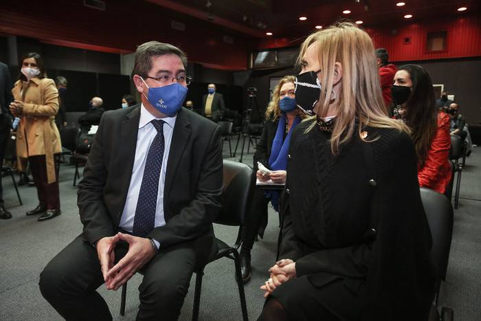 Leonardo Cipriani y Beatríz Argimón durante la presentación de la campaña contra la Hepatitis C. · Foto: Difusión, ASSE