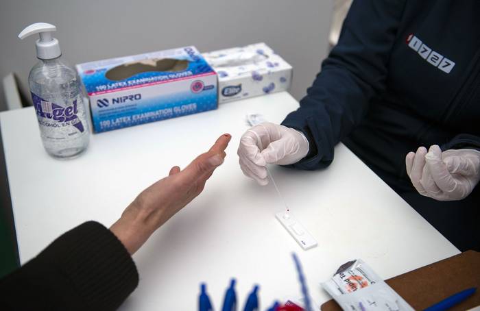 Test de Hepatitis C en la explanada de la Intendencia de Montevideo (archivo, julio de 2021). · Foto: Alessandro Maradei