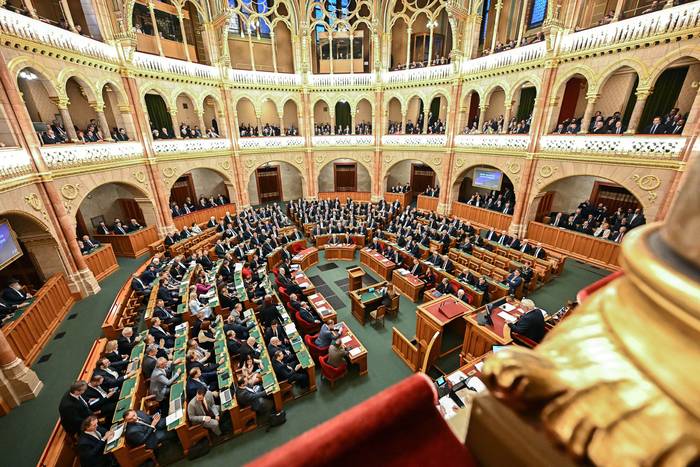 Vista general del Parlamento húngaro mientras los representantes votan sobre la ratificación de la membresía de Suecia en la OTAN, en Budapest (26.02.2024). · Foto: Attila  Kisbenedek / AFP