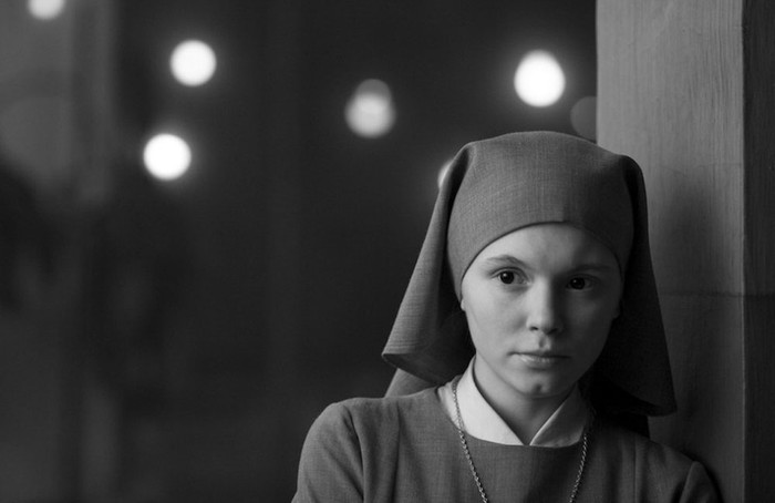 Ida, dirigida por Paweł Pawlikowski.
Con Agata Trzebuchowska, Agata
Kulesza, Dawid Ogrodnik. Polonia/
Dinamarca, 2013.