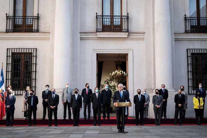 Sebastián Piñera al presentar los cambios en el gabinete, ayer, en el Palacio de La Moneda.  · Foto: Presidencia chilena
