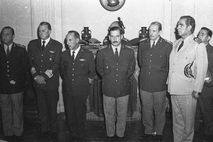 Jerarcas militares durante la ceremonia de asunción de Walter Ravenna como ministro de Defensa, al centro: Gregorio Álvarez.13 de febrero de 1973. · Foto: Diario El Popular, CdF