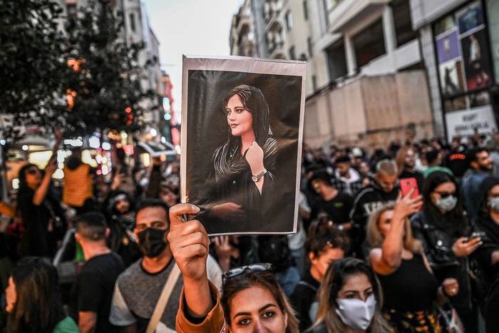 Manifestación por la muerte de Mahsa Amini, en Turquía (archivo, setiembre de 2022). · Foto: Ozan Kose, AFP