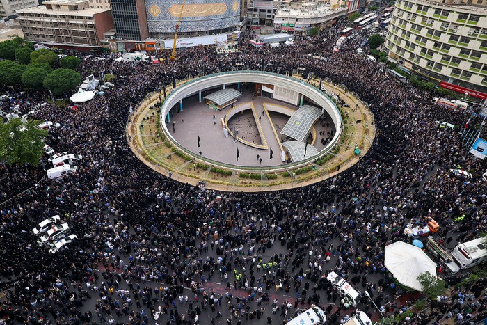 Concentración en la plaza Valiasr de Teherán, este lunes, por la muerte del presidente Ebrahim Raisi. · Foto: Atta Kenare, AFP