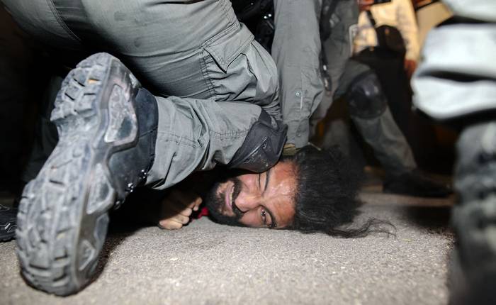 Militares israelíes detienen a un palestino en medio de manifestaciones, mientras familias palestinas enfrentan el desalojo en el vecindario de Sheikh Jarrah, en Jerusalén Este.
 · Foto: Ahmad Gharabli, AFP