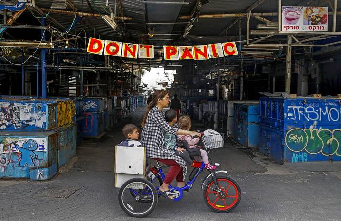 Mercado Shuk HaCarmel, ayer, en Tel Aviv, Israel.
 · Foto: Jack Guez, AFP