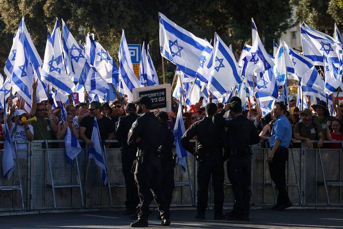 Manifestación contra la reforma judicial planificada por el gobierno, frente al Parlamento israelí (Knesset) y la Corte Suprema en Jerusalén (23.07.2023). · Foto: Menahen Kahana, AFP