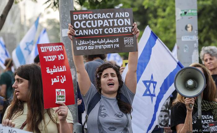 Manifestación contra la ocupación y el proyecto de ley de reforma judicial del gobierno israelí, en Tel Aviv (20.05.2023). · Foto: Ahmad Gharabli,  AFP