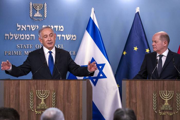Benjamin Netanyahu, primer ministro israelí, y Olaf Scholz, canciller alemán, el 17 de marzo, en Jerusalén. · Foto: Leo Correa, AFP.