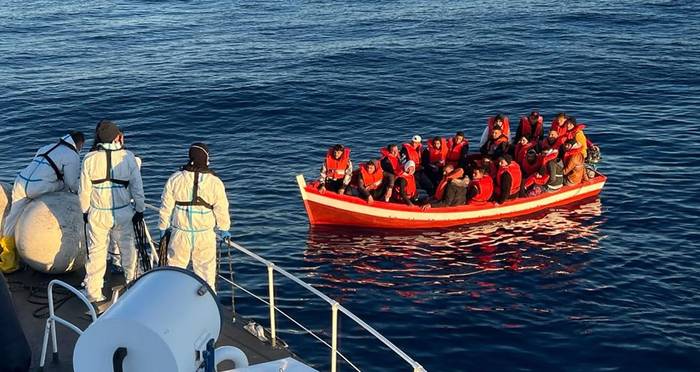 Operación de rescate en un barco de pesca con migrantes a bordo, al sureste de Siracusa (10.04.2023). · Foto: Guardia Costera Italiana, AFP