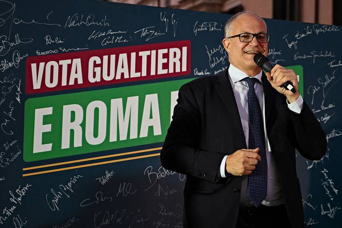 Roberto Gualtieri, recién electo alcalde de Roma, celebra su victoria, este lunes, en Roma. · Foto: Andreas Solaro, AFP