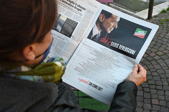 Propaganda electoral del ex primer ministro italiano, Silvio Berlusconi, el 13 de enero, en el diario Il Giornale, propiedad de su familia. · Foto: Vincenzo Pinto, AFP