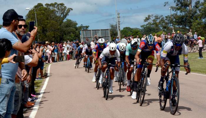 Llegada a la pista Walter Moyano, en la 3ª etapa de la Vuelta Ciclista del Uruguay, el sábado, en Maldonado. · Foto: Virginia Martínez  Díaz