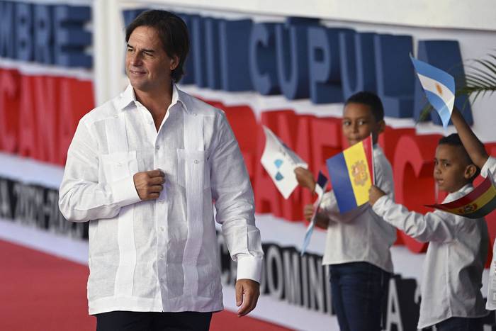 Luis Lacalle Pou, al arribar al plenario de la Cumbre Iberoamericana de Jefes de Estado, el 25 de marzo en Santo Domingo. · Foto: Federico Parra, AFP