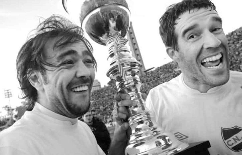 Álvaro Recoba y Andrés Scotti, el sábado, tras el triunfo ante Defensor Sporting en el Centenario. 