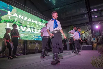 Ballet folclórico Tierra y Cielo, durante el lanzamiento de la temporada otoño-invierno 2026 en Lavalleja, el 13 de marzo. · Foto: Fernando Morán