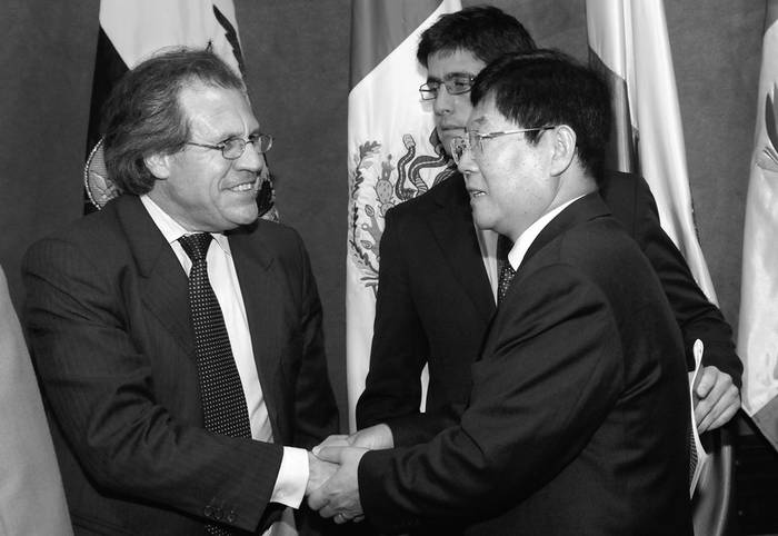 El canciller Luis Almagro y el embajador de la República Popular China ante Uruguay, Qu Shengwu, ayer, en la sede de Aladi · Foto: Nicolás Celaya
