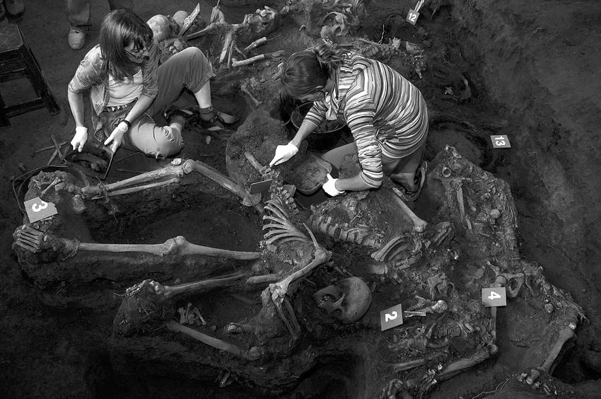 Integrantes del Equipo Argentino de Antropologia Forense (EAAF) trabajando en una fosa comun donde encontraron restos oseos quemados de por lo menos 15 personas en la Compania de Arsenales Miguel de Azcuenaga, la segunda carcel clandestina mas grande del pais, montada por la ultima dictadura (1976-1983), en la provincia nortena de Tucuman.