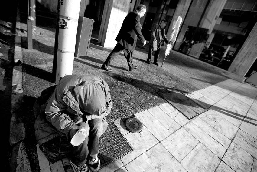 Un hombre pide limosna en la plaza Syntagma de Atenas, Grecia, el viernes.