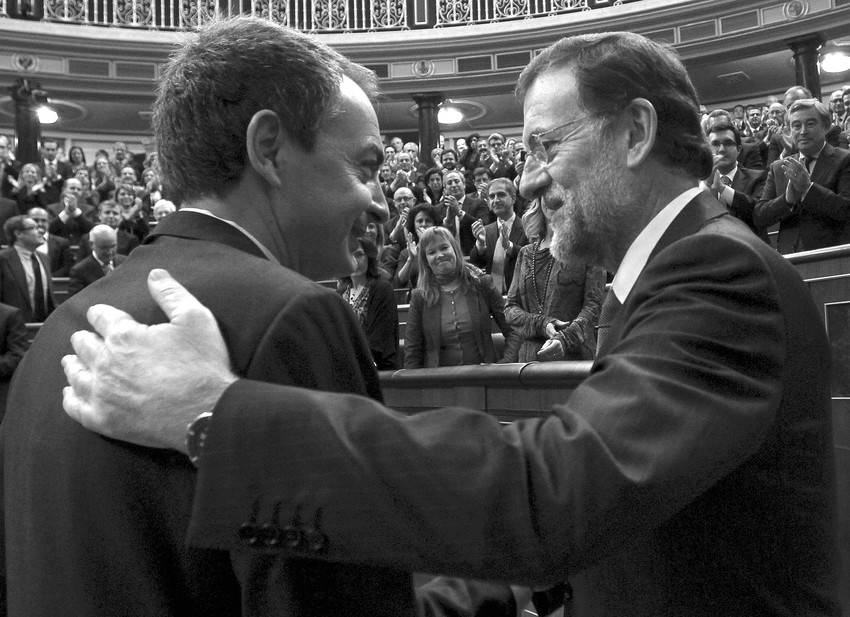 El jefe del Ejecutivo saliente, Jose Luis Rodriguez Zapatero, felicita al lider del PP, Mariano Rajoy, tras ser elegido, ayer, presidente del gobierno, una vez finalizado el debate de investidura en la camara baja.