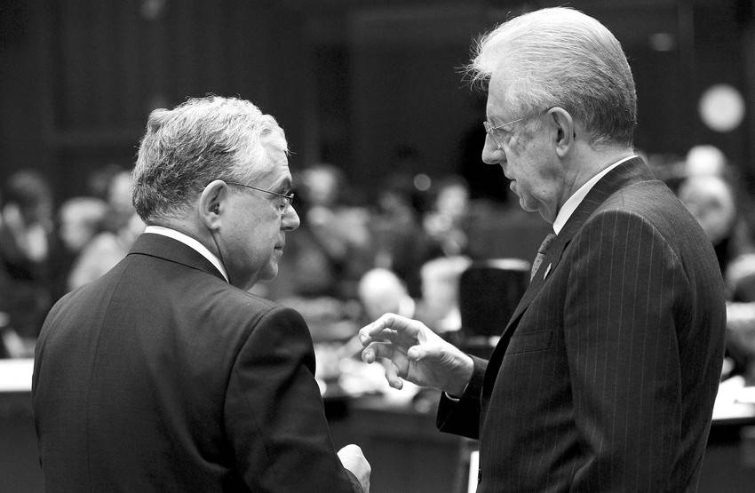 El primer ministro griego, Lukas Papademos, y el primer ministro italiano, Mario Monti, al comienzo de la Cumbre de Jefes de Estado y de Gobierno de la Unión Europea, en Bruselas. 