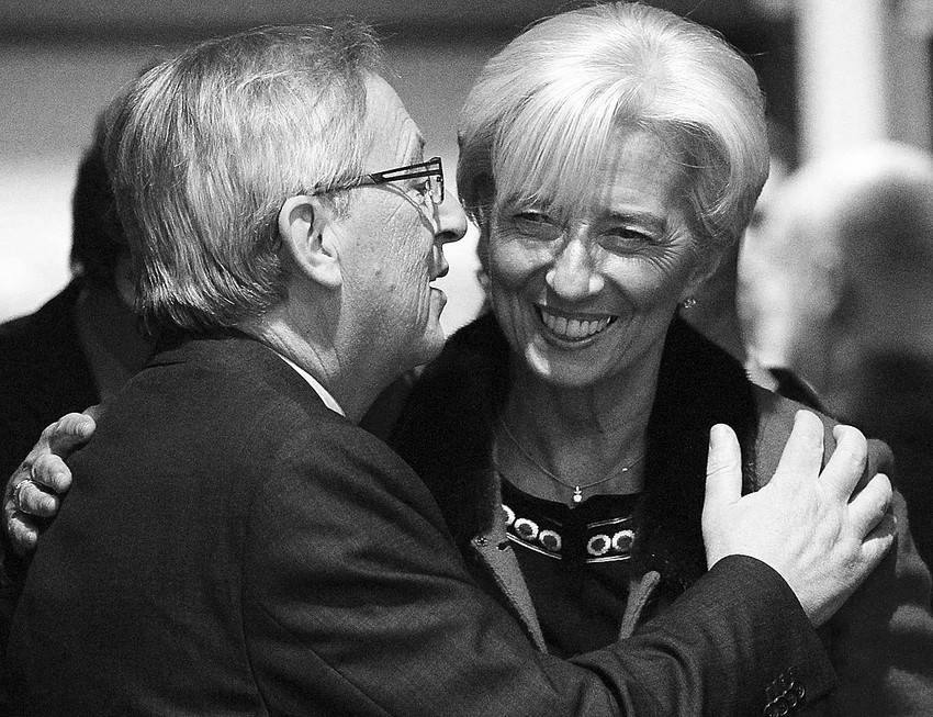 La directora gerente del FMI, Christine Lagarde, ayer, mientras conversa con el presidente del Eurogrupo, Jean-Claude Juncker, durante la reunión en la que analizan el segundo rescate a Grecia, en Bruselas, Bélgica. 